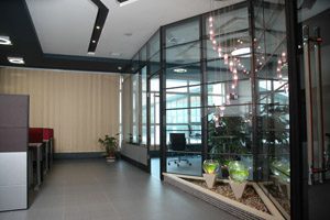 矩形玻璃落地式辦公室裝修設(shè)計