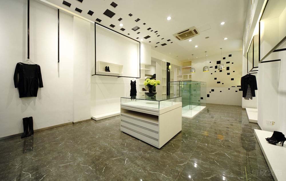 羅湖區(qū)服飾店裝修案例