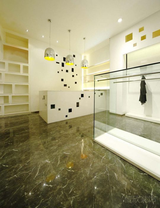羅湖區(qū)服飾店裝修案例