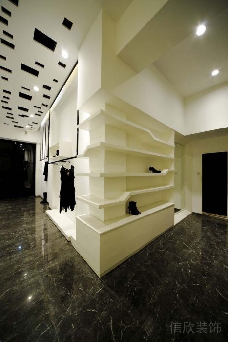 羅湖區(qū)服飾店裝修案例