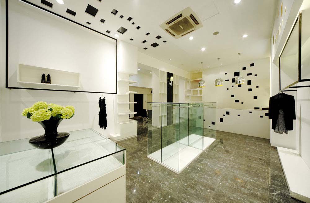 羅湖區(qū)服飾店裝修案例