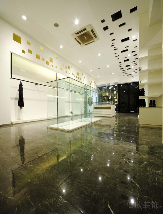 羅湖區(qū)服飾店裝修案例