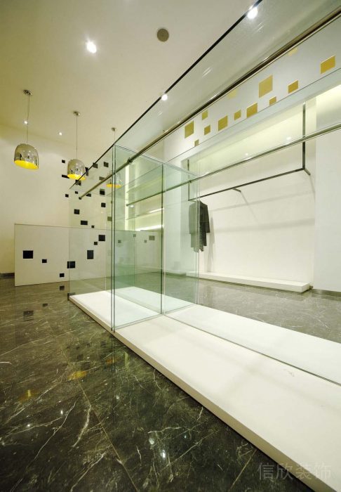羅湖區(qū)服飾店裝修案例
