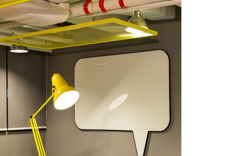 黃色鐵絲網(wǎng)吊頂_辦公室裝修