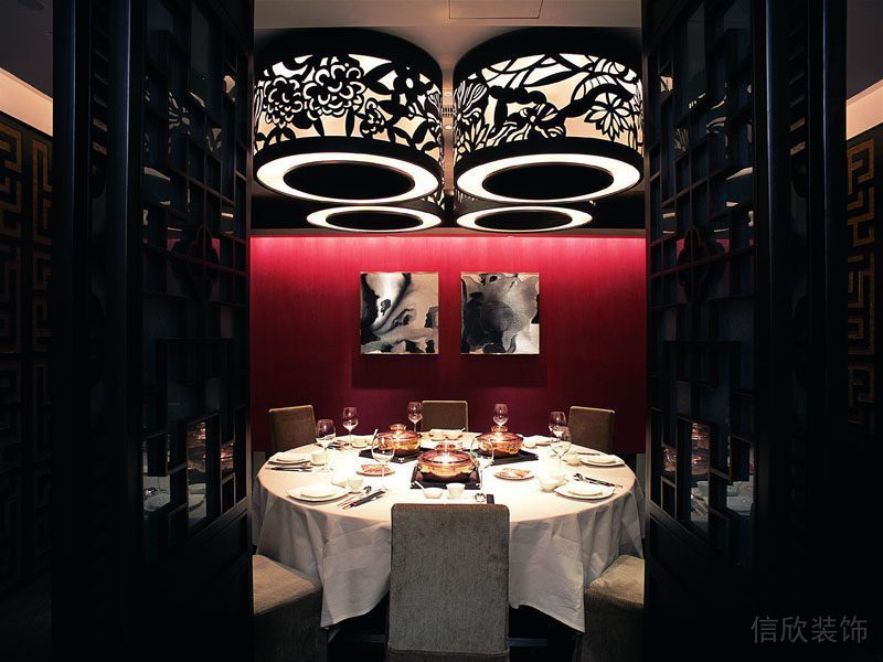 餐飲裝修_深色木制中式屏風(fēng)隔斷