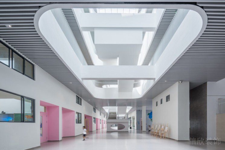環(huán)形現(xiàn)代學校過道設計墻體隔斷空間
