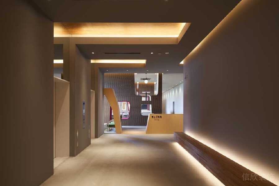 興趣班現(xiàn)代培訓機構(gòu)原木風過道裝修