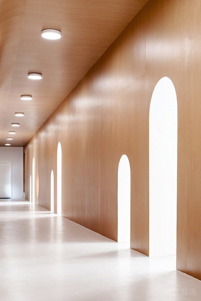 木材肌理創(chuàng)意拱形隔斷墻體過道裝修設計