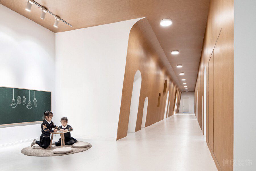 原木風過道裝修創(chuàng)意童趣兒童培訓藝術(shù)中心機構(gòu)裝修