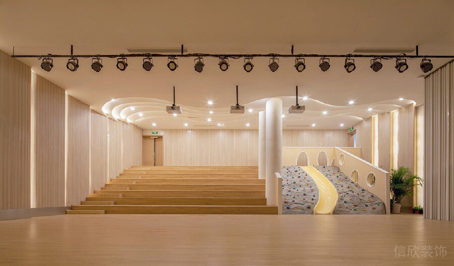 階梯式原木座椅設(shè)計表演廳裝修