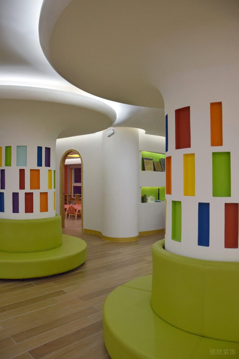 創(chuàng)意墻體藝術(shù)裝修彩虹色彩沙發(fā)設(shè)計