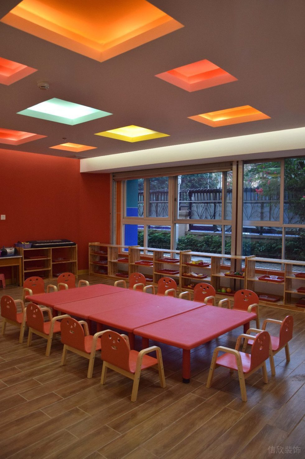 方形鏤空天花內嵌燈飾紅色創意教室裝修圖