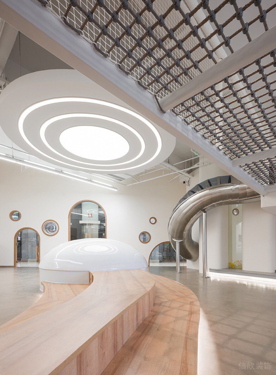 原木條形階梯式座椅休息區(qū)設(shè)計(jì)