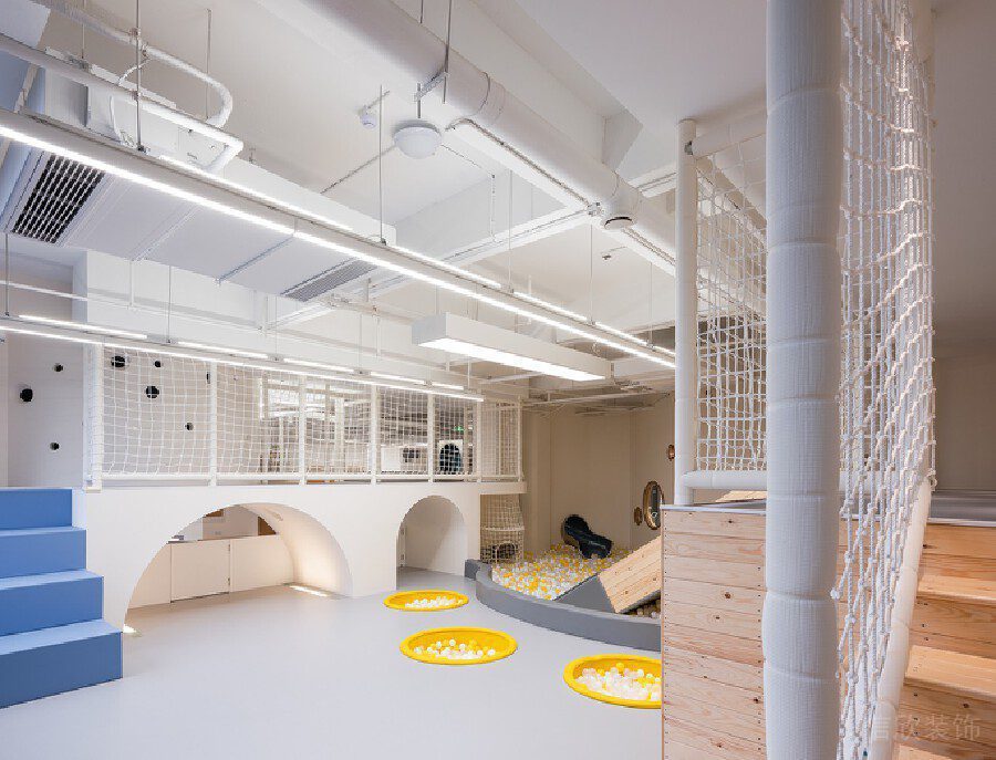 工業(yè)風(fēng)天花板兒童游樂(lè)區(qū)