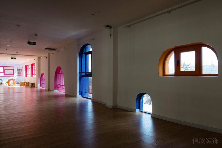 強(qiáng)調(diào)色窗戶休息區(qū)設(shè)計(jì)