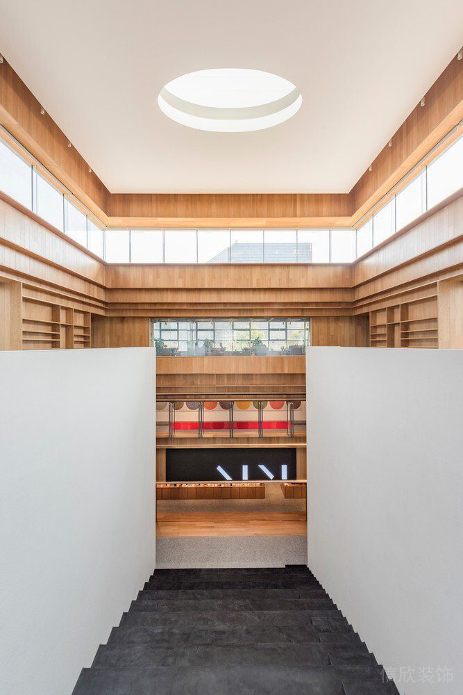 階梯式走廊設計原木風過道