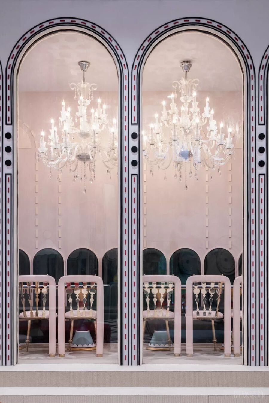 對(duì)稱式宮廷風(fēng)水晶天花吊頂休息區(qū)