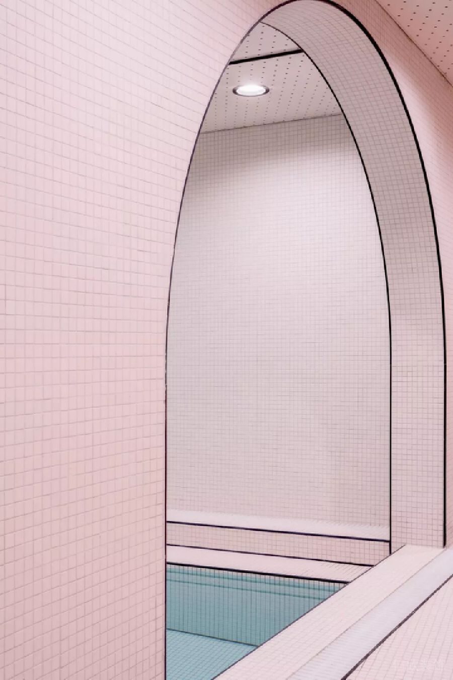 粉色弧形創(chuàng)意游泳池