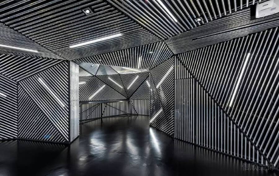 幾何燈飾現(xiàn)代視覺墻體設(shè)計(jì)辦公室裝修圖