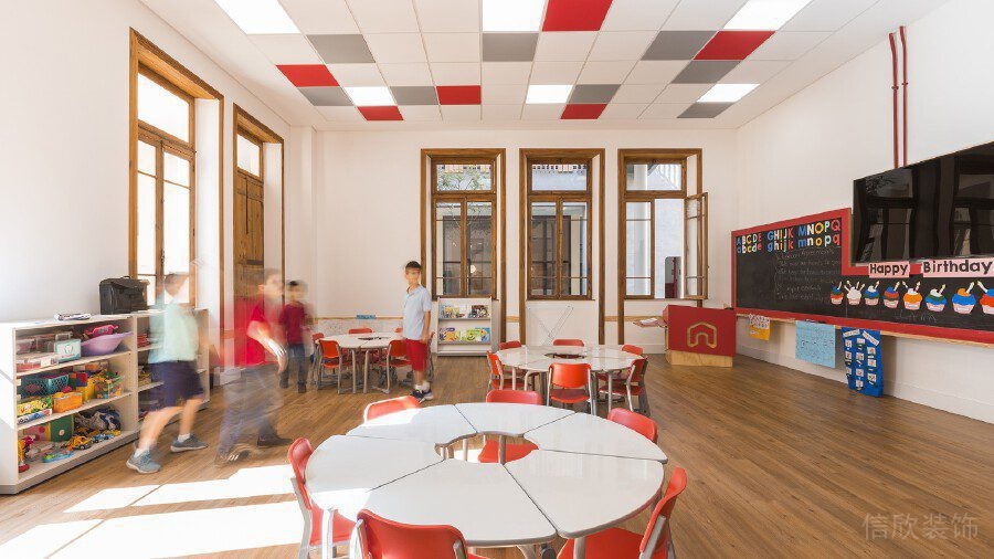 棋盤格天花裝修設(shè)計多功能教室機(jī)構(gòu)童趣裝修
