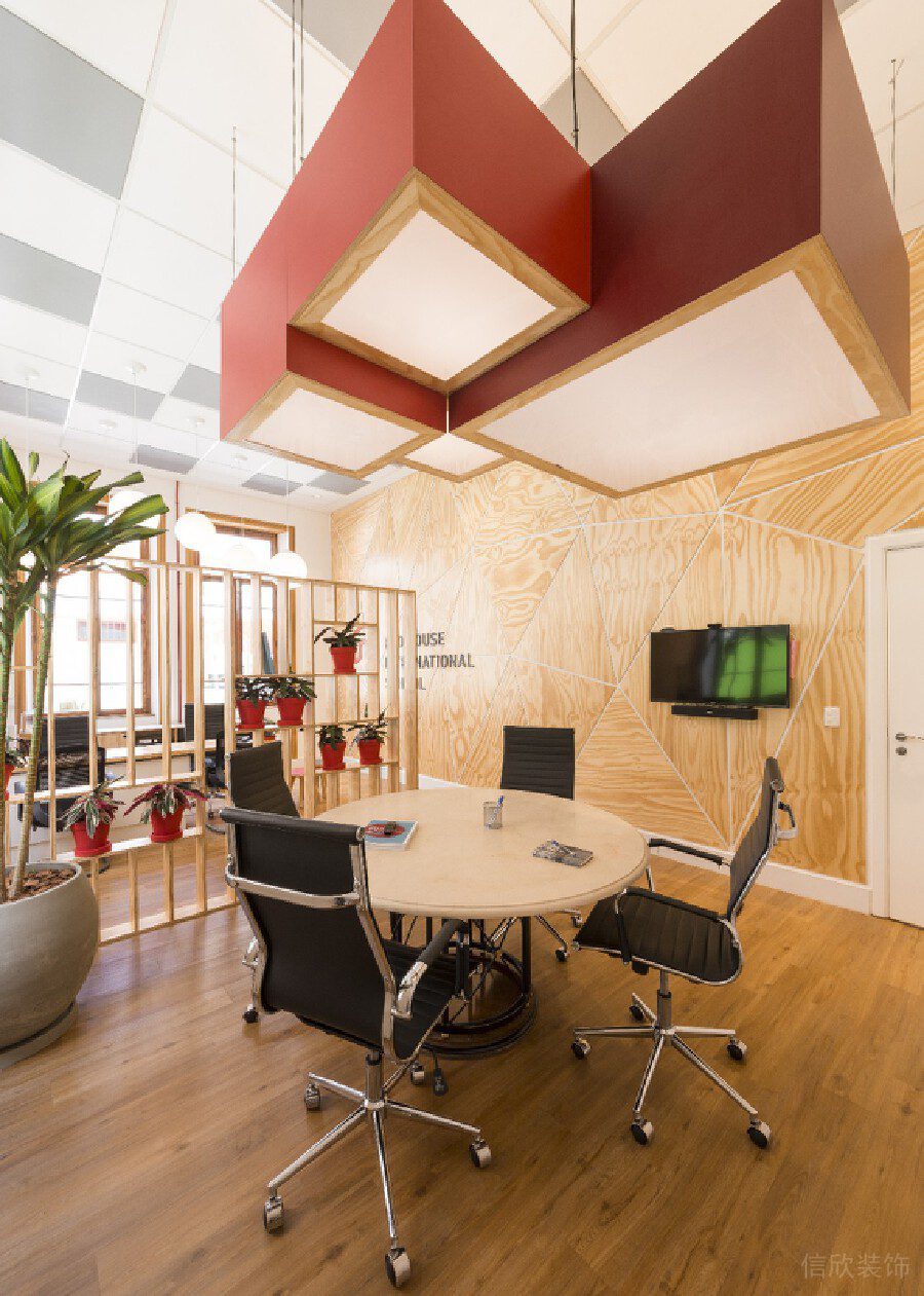 紅色木質(zhì)天花大型吊頂led燈飾圓形會議桌機(jī)構(gòu)設(shè)計