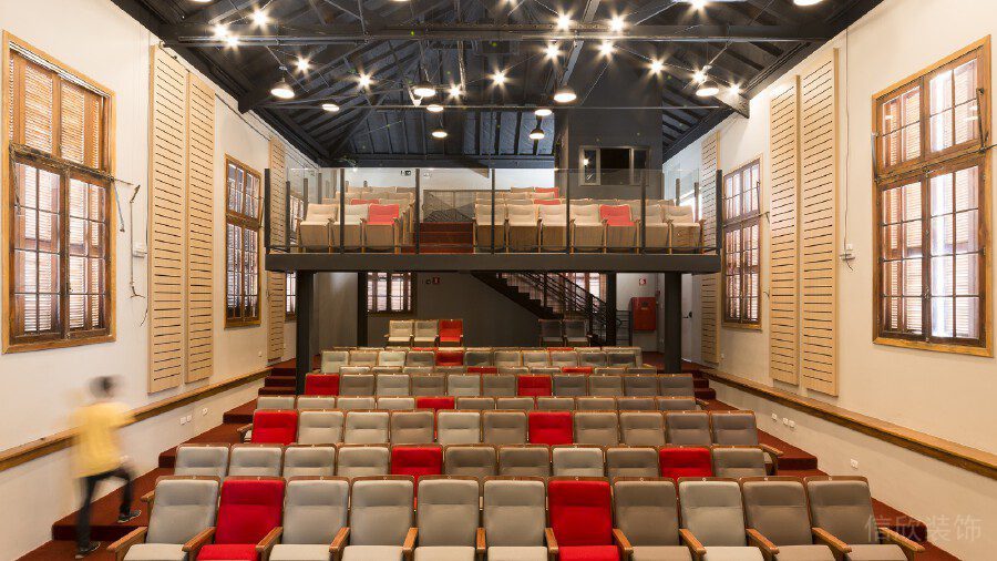 星星創(chuàng)意天花設(shè)計復(fù)古木質(zhì)窗戶演播廳