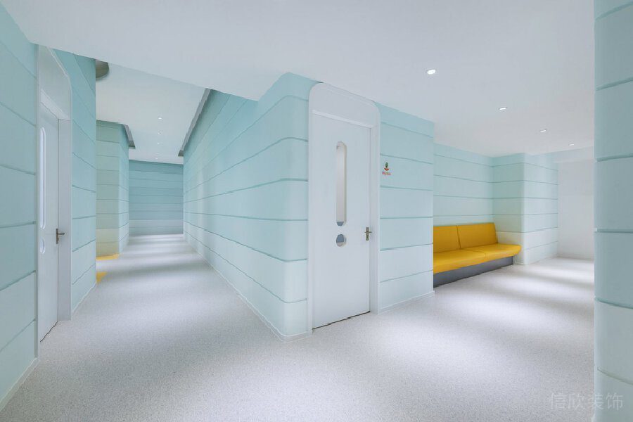 漸變藍色機構裝修設計過道休息區內嵌沙發