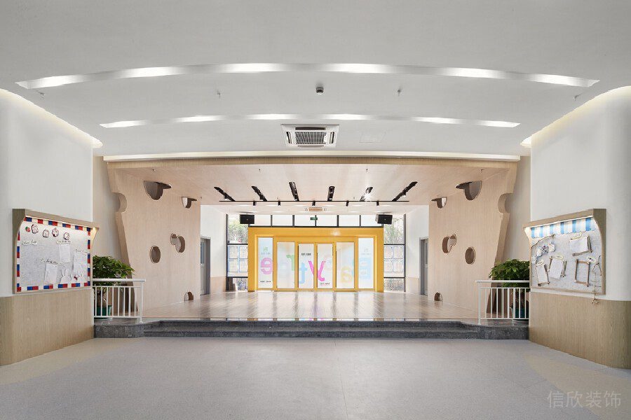 鏤空環(huán)形墻體天花裝修設(shè)計木質(zhì)教室