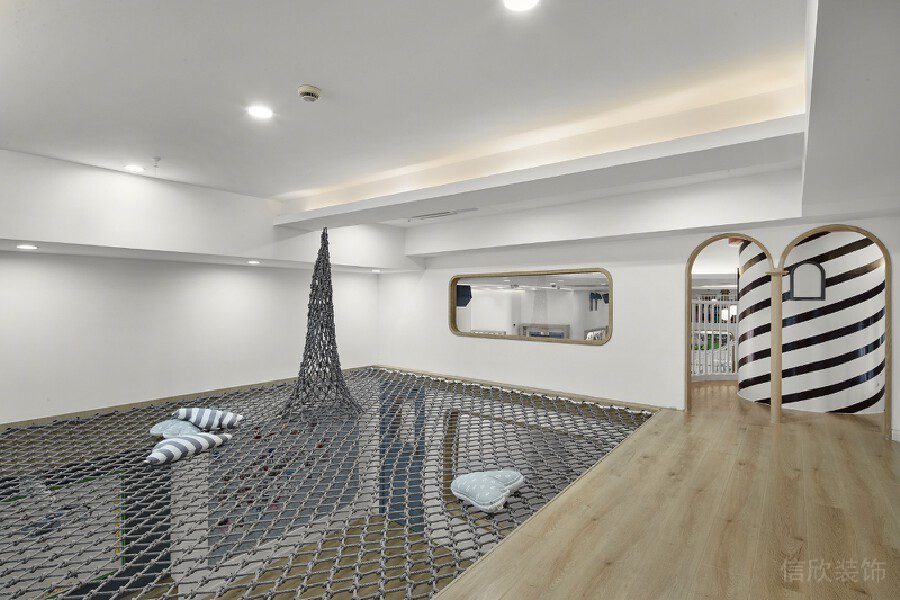 鏤空網(wǎng)面機構裝修木質過道