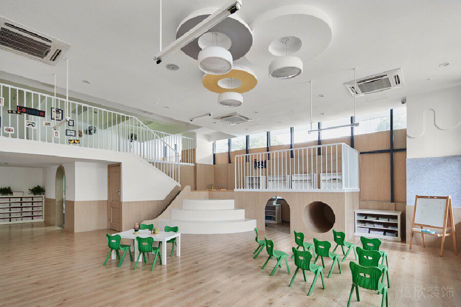 原木風(fēng)裝修設(shè)計機(jī)構(gòu)多功能教室創(chuàng)意弧形天花吊頂