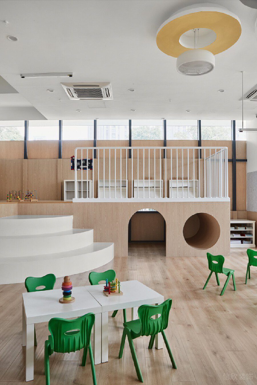 兒童拱形過道木質娛樂區(qū)階梯弧形裝修