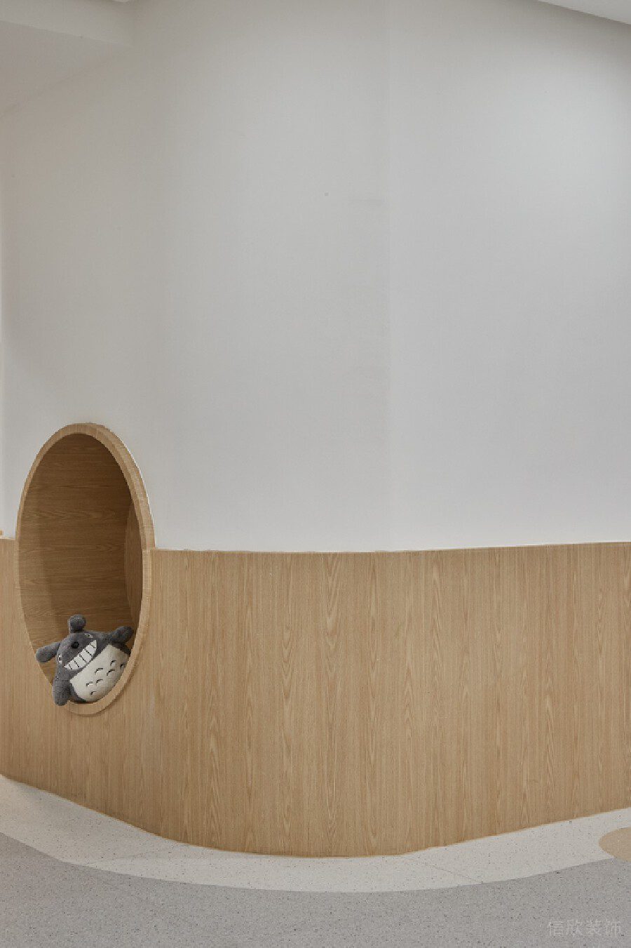 水磨石弧形過道木質收納內(nèi)嵌墻體