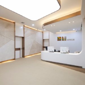 現(xiàn)代簡(jiǎn)約牙科診所弧線燈飾設(shè)計(jì)鎏金金屬工藝裝修