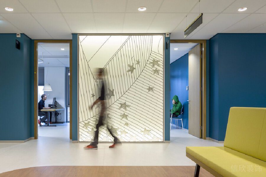 墻體光影裝修設(shè)計原木風(fēng)培訓(xùn)機(jī)構(gòu)