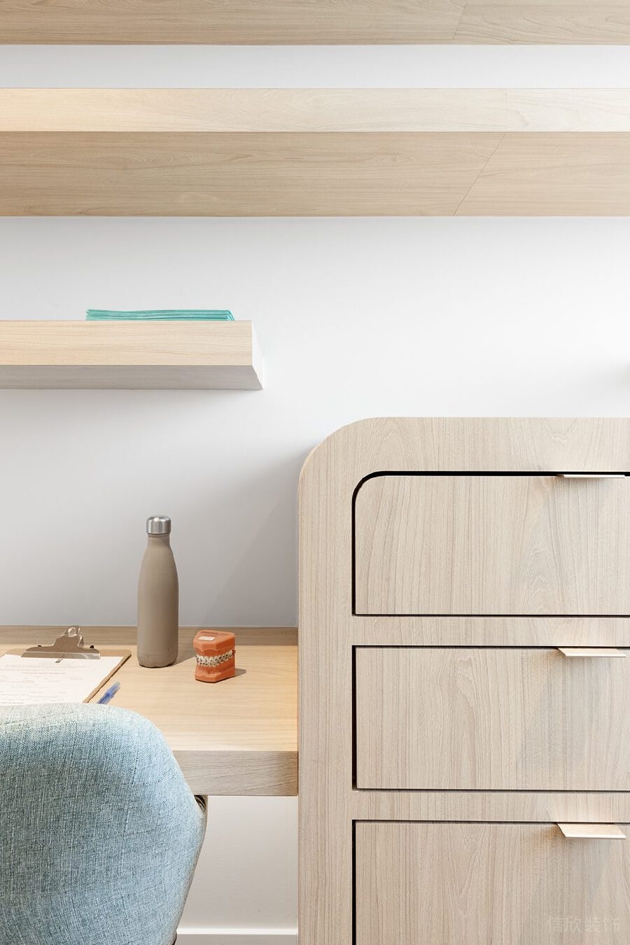 楓木原木風工作區域辦公室墻體收納柜設計圖