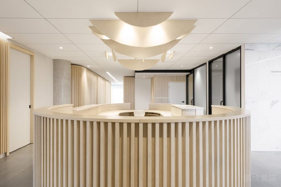 原木風(fēng)環(huán)形鏤空前臺(tái)區(qū)域鎏金辦公室裝修設(shè)計(jì)