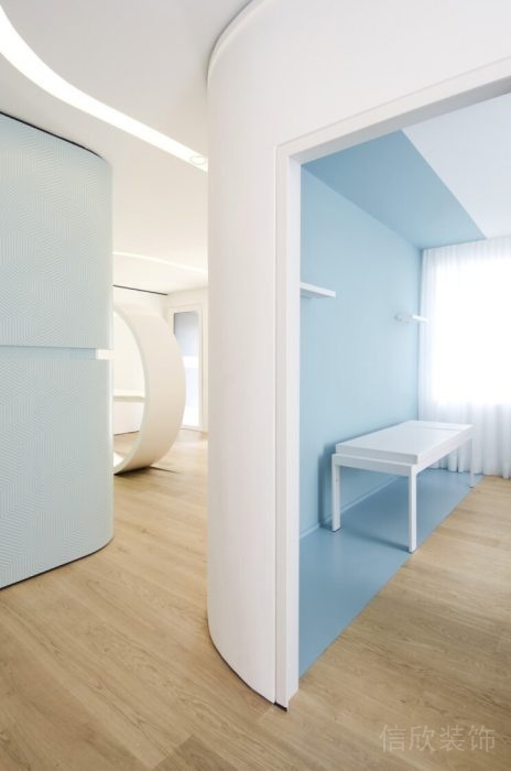 木質(zhì)地板裝修設(shè)計辦公室藍(lán)色休息區(qū)裝修效果