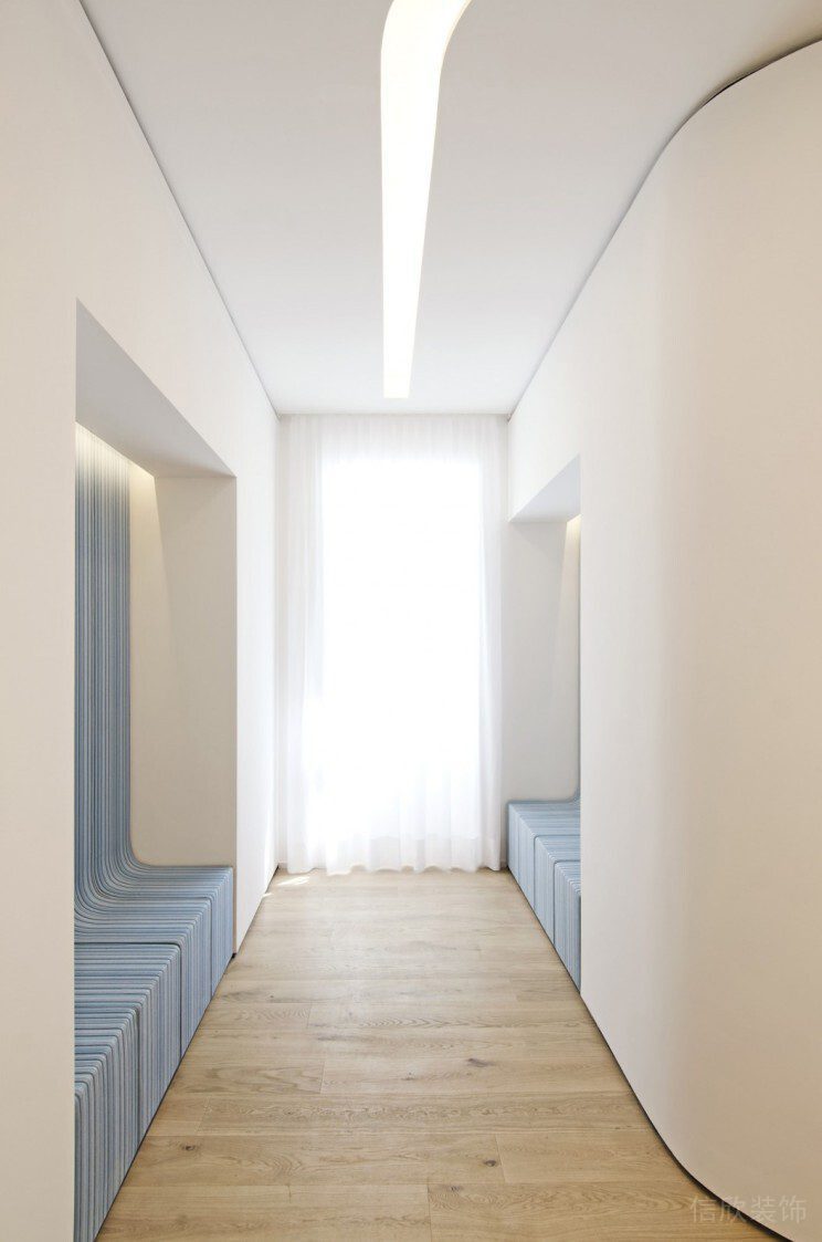 現(xiàn)代辦公室裝修設(shè)計過道休息區(qū)條紋藍(lán)色沙發(fā)效果