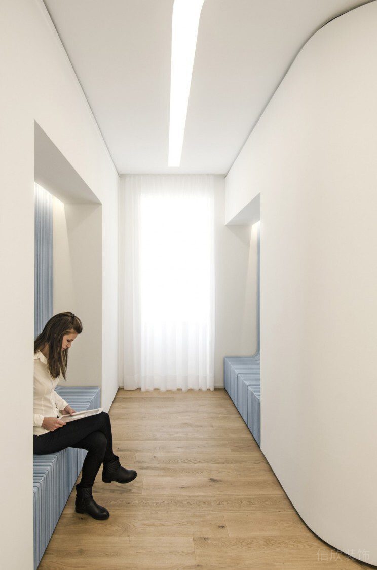 原木風(fēng)過道休息區(qū)裝修設(shè)計弧線簡約效果