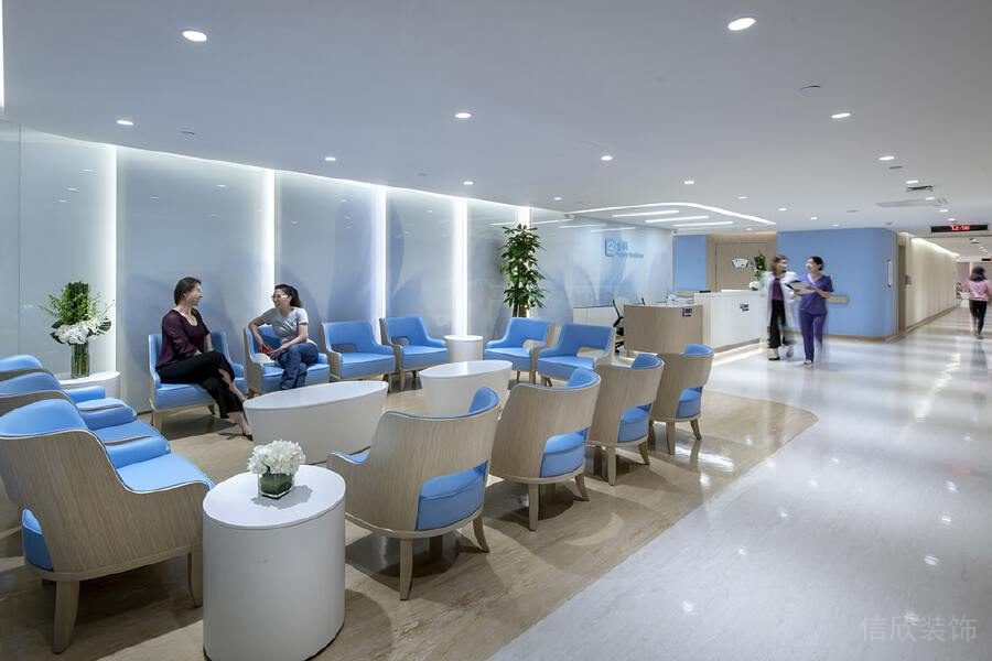 藍(lán)色休息區(qū)域環(huán)繞座椅原木風(fēng)機(jī)構(gòu)走廊設(shè)計