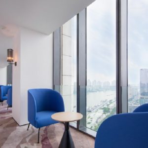 藍(lán)色休息區(qū)面對面簡約辦公室裝修設(shè)計