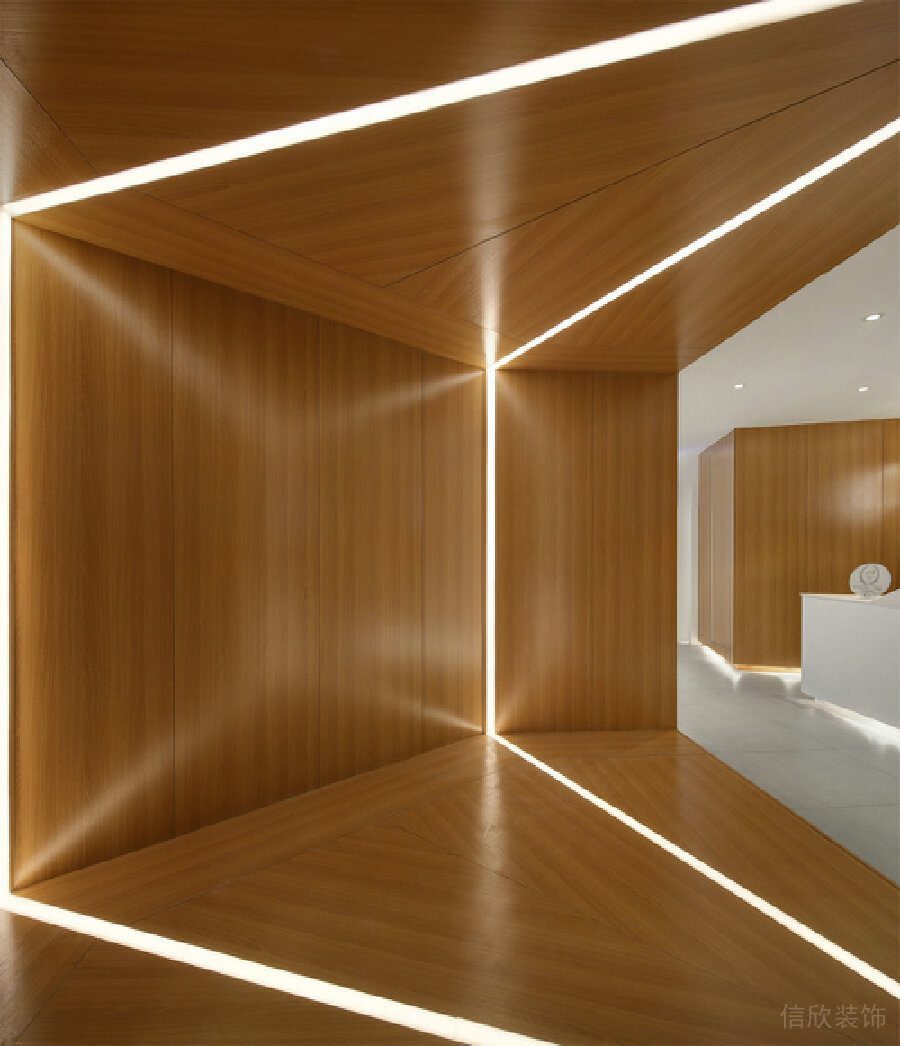原木風直線燈帶幾何過道辦公室裝修設計