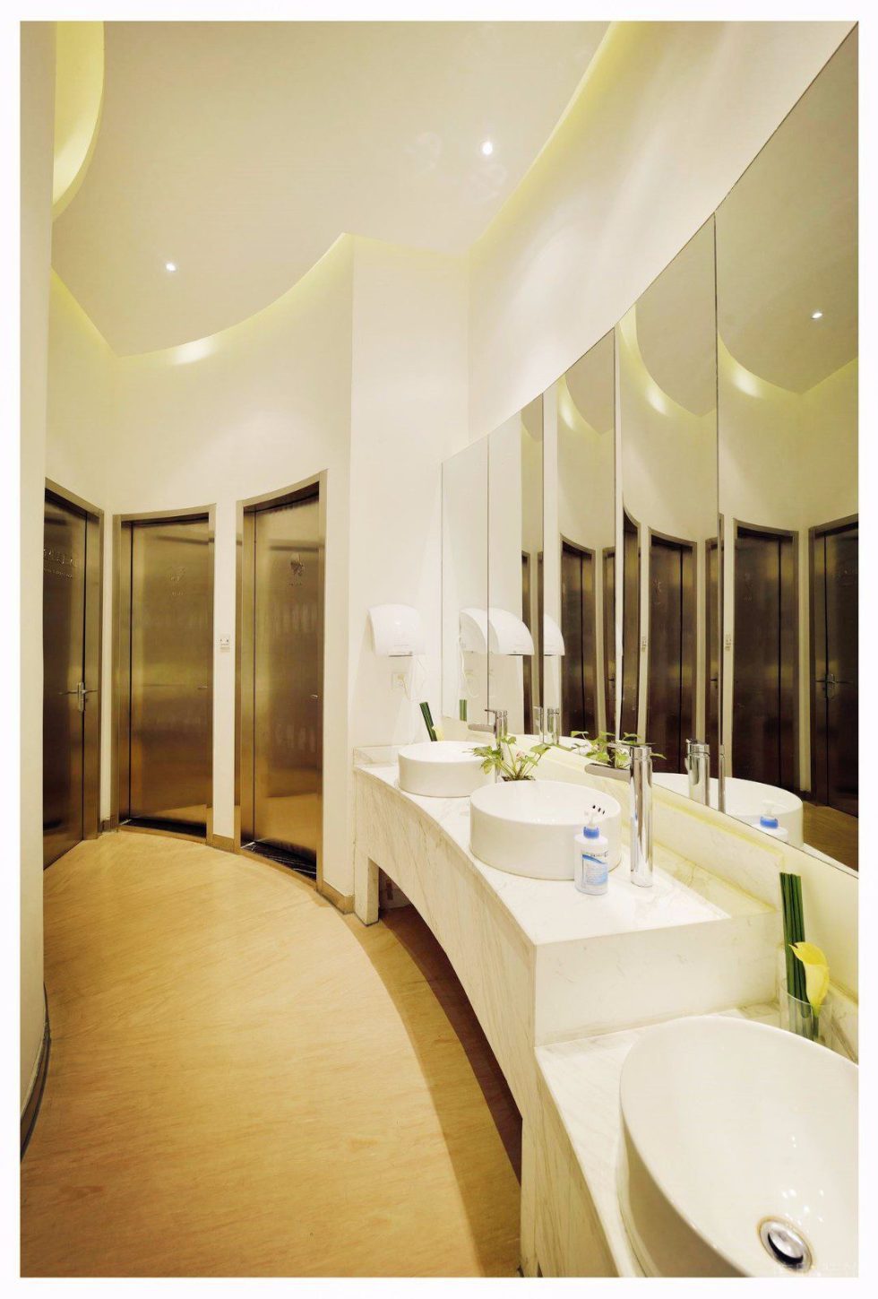 弧形衛生間裝修辦公室鎏金輕奢風效果圖