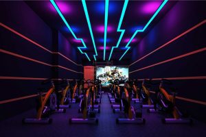 橙色線條墻體設(shè)計(jì)現(xiàn)代健身房裝修設(shè)計(jì)動感單車教室裝修