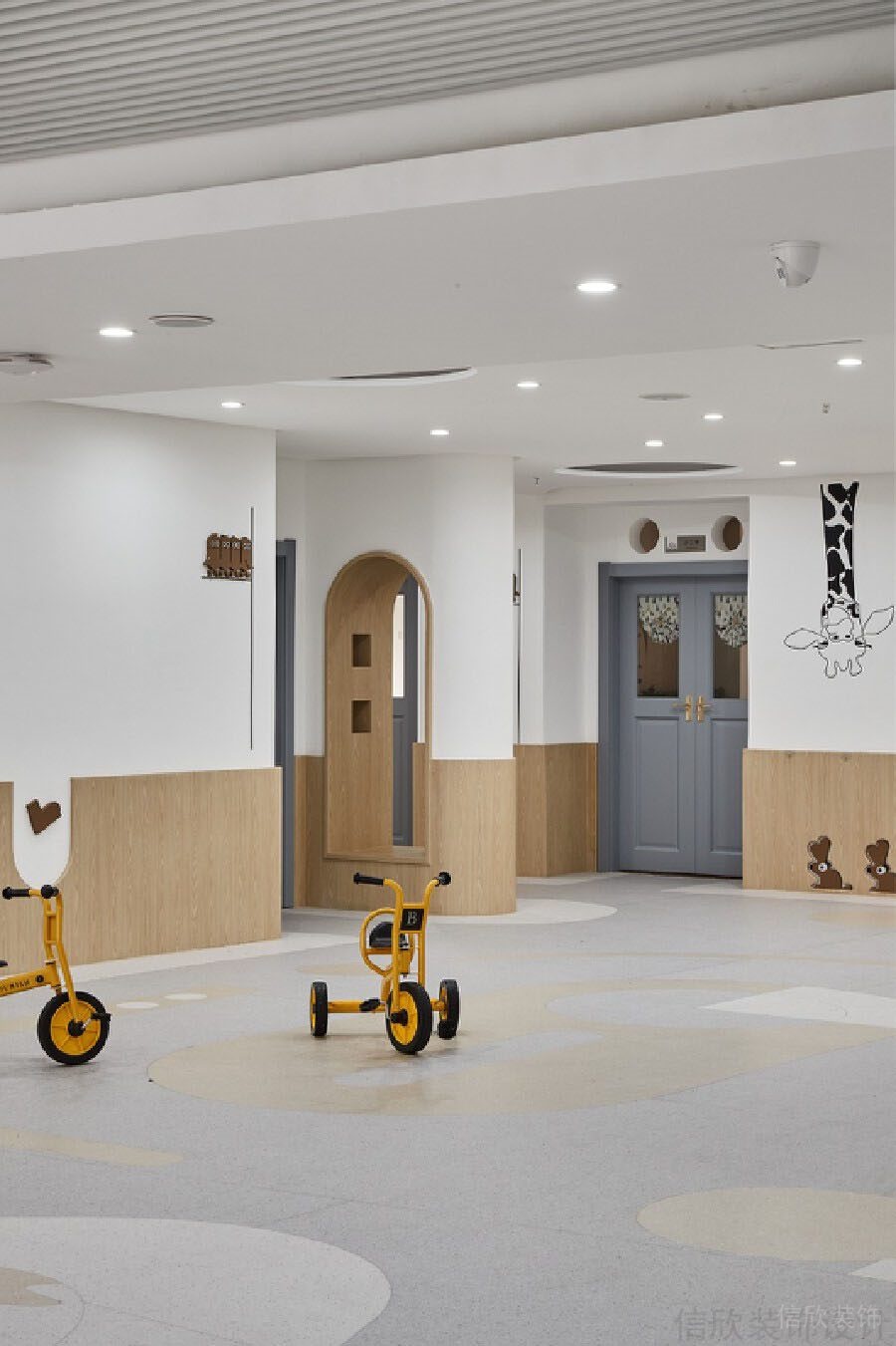 純白簡(jiǎn)約半墻木質(zhì)設(shè)計(jì)公共休息區(qū)波點(diǎn)地板防滑效果