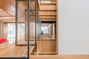 黑框玻璃旋轉(zhuǎn)偏軸平推門木質(zhì)辦公室過(guò)道設(shè)計(jì)