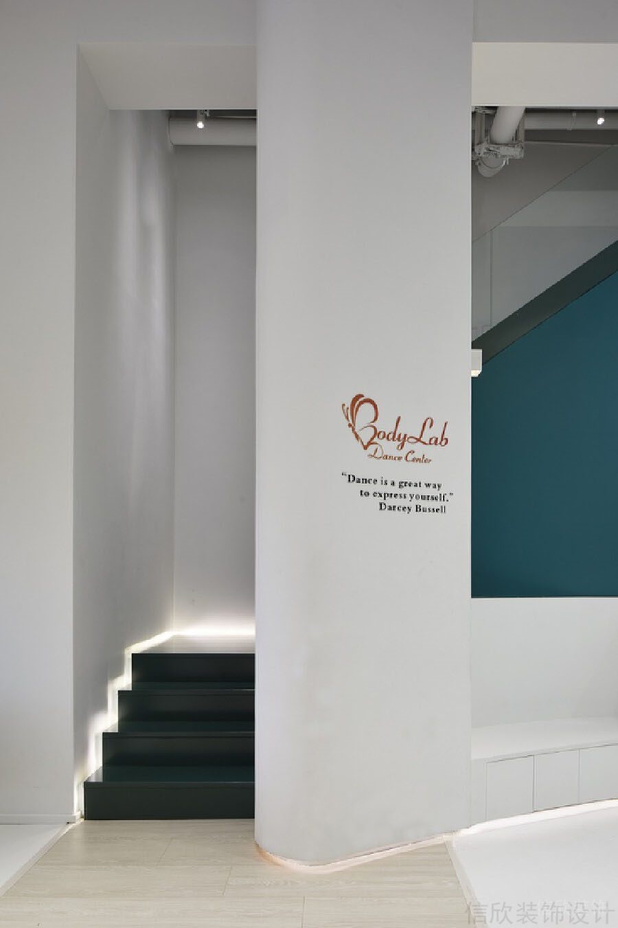 辦公室墻柱英文勵(lì)志名言名句裝修設(shè)計(jì)簡(jiǎn)約白木質(zhì)地板燈飾設(shè)計(jì)效果