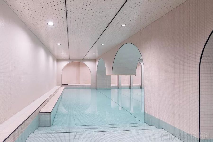 粉色現(xiàn)代簡約游泳池裝修效果黑邊墻體過道