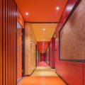 紅色過(guò)道直線設(shè)計(jì)軟布機(jī)構(gòu)裝修