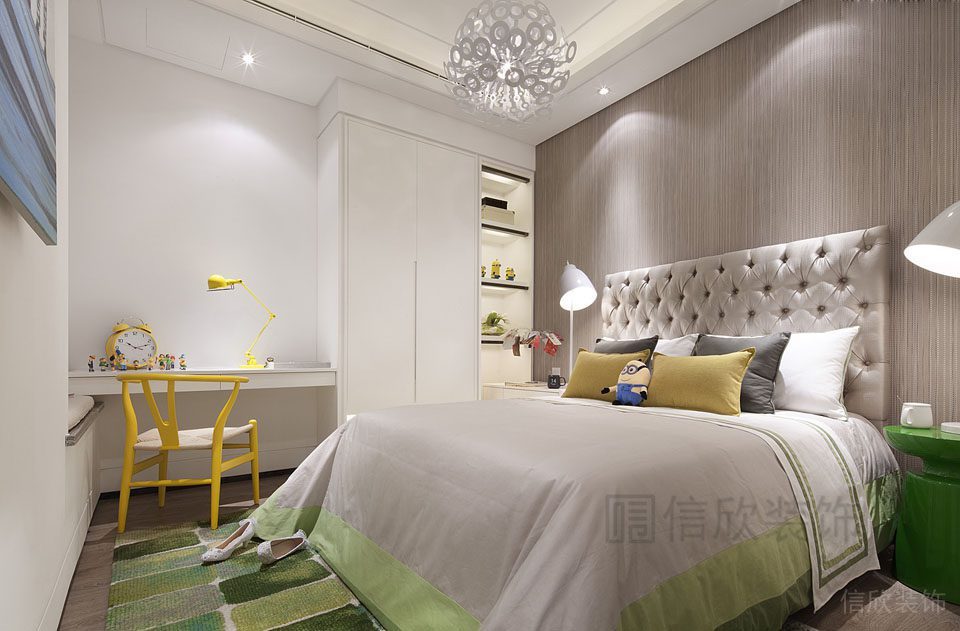 臥室裝修設(shè)計(jì)條紋墻體軟包靠椅桌柜一體式簡(jiǎn)約效果圖